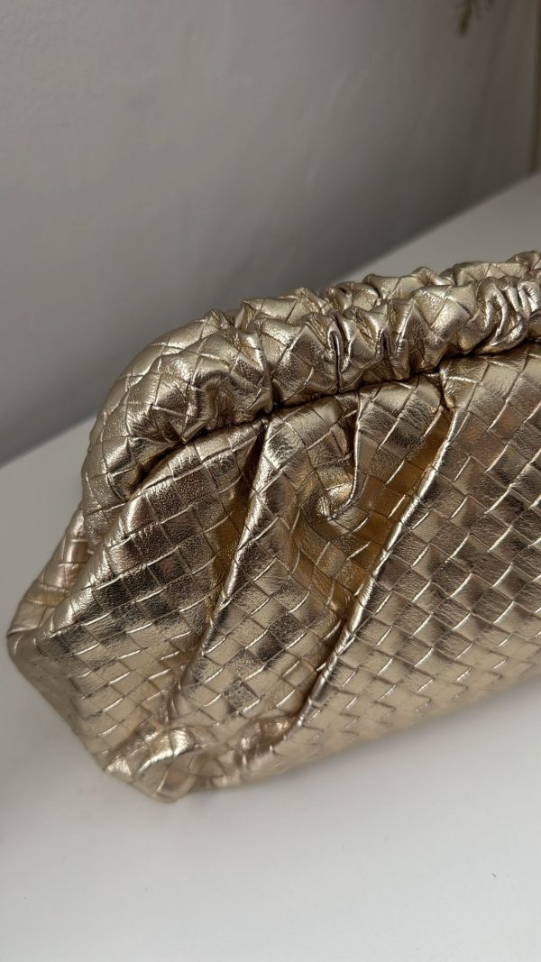 Bolso trenzado dorado