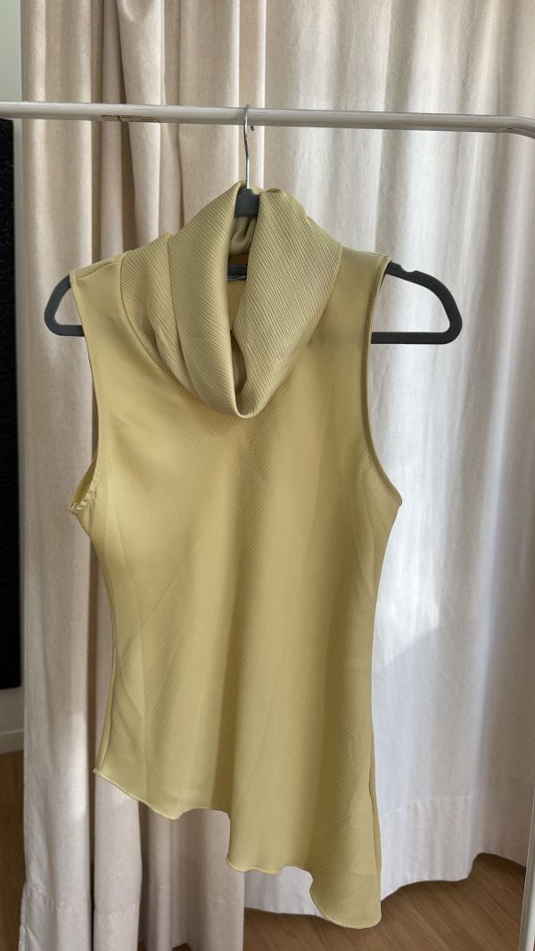 Blusa asimétrica amarilla