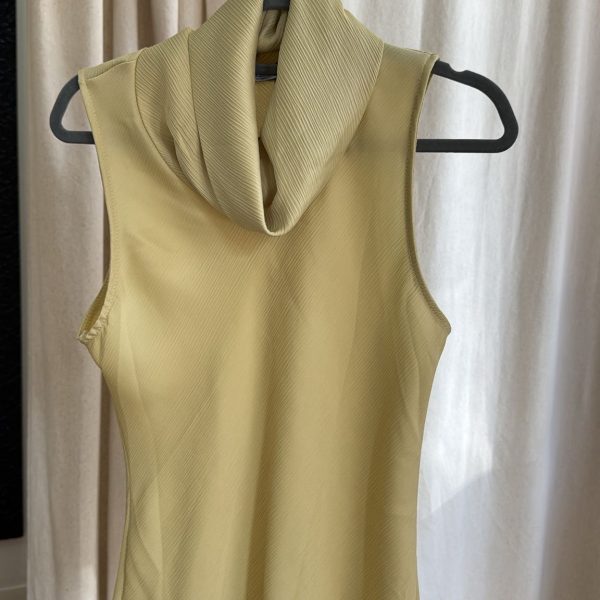 Blusa asimétrica amarilla