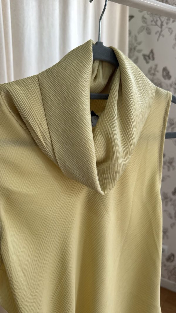 Blusa asimétrica amarilla