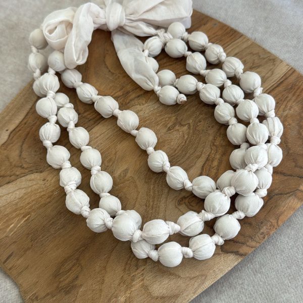 Collar de tela beige