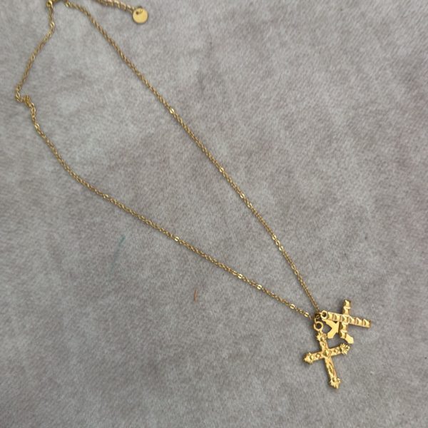 Collar cruces