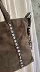 Bolso kaki tachuelas