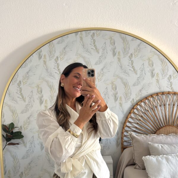 Blusa cruzada blanca con pantalón oliva