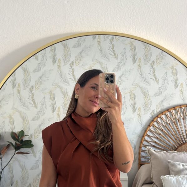Blusa de raso con hombreras y pantalón bombacho