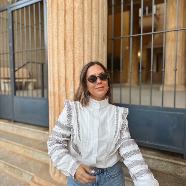 Camisa blanca bordada con vaqueros