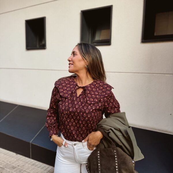 Camisa cuello bobo – de perfil