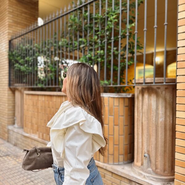 Camisa cruda con volante, espalda
