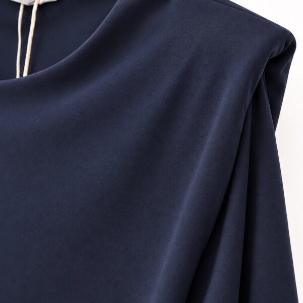 Detalle de la hombrera de la camiseta básica azul marino
