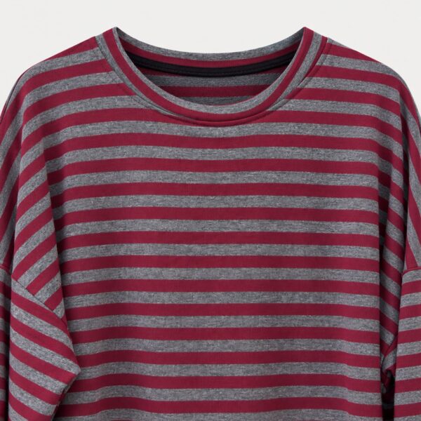Detalle del cuello de la camiseta de rayas granate y gris