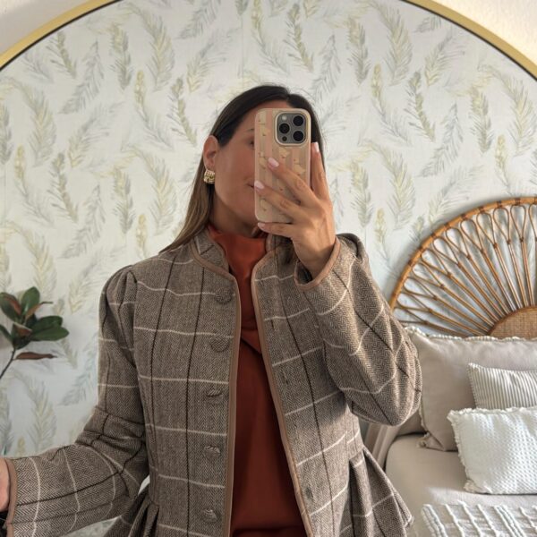 Chaqueta peplum de espiga, vista de cerca