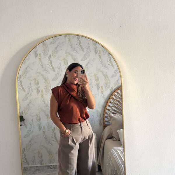 Pantalón bombacho con pinzas y blusa de raso
