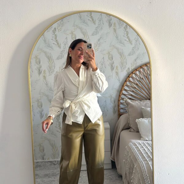 Pantalón de polipiel oliva con blusa blanca