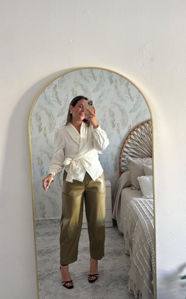 Pantalón polipiel oliva